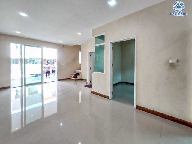 ทาวน์เฮ้าส์มือสองย่านสมุทรสาคร ม.โกลเด้นทาวน์ พระราม2 เนื้อที่มากถึง 21.2 ตร.ว. ฟังก์ชันจัดเต็มถึง 4 ห้องนอน 3 ห้องน้ำ 2 ที่จอดรถ บนทำเลเยี่ยม เชื่อมต่อถ.พระราม 2, ถ.กาญจนาภิเษก ใกล้บิ๊กซี, เซ็นทรัลพระราม 2 และทางด่วน "พระราม 2"